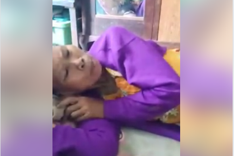 screen shoot video anak injak ibu