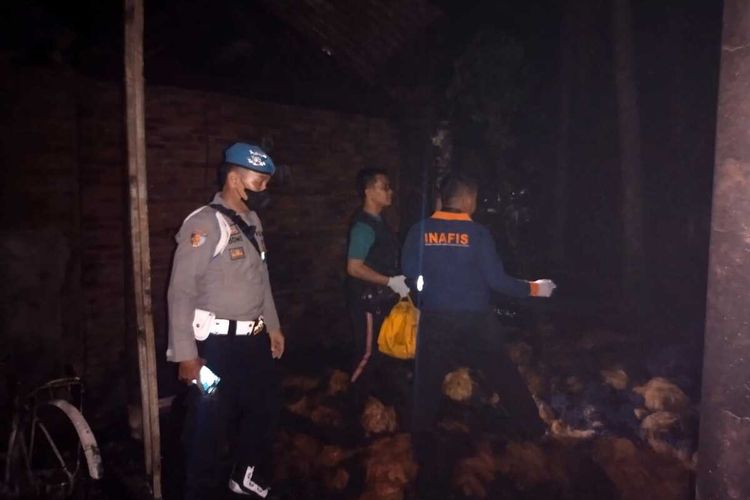 Rumah dan gudang penyimpanan sabut kelapa di Desa Rantewringin, Kecamatan Buluspesantren, Kabupaten Kebumen, Jawa Tengah, terbakar, Kamis (1/12/2022) dini hari.