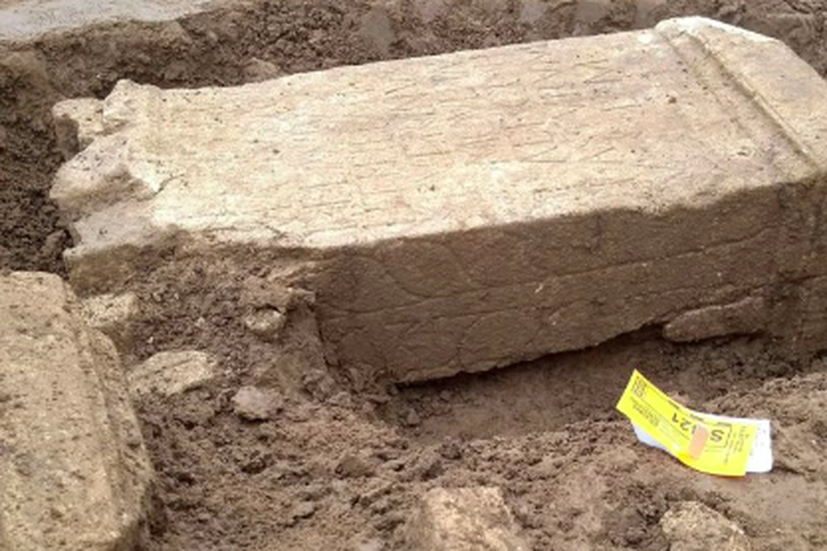 Sisa altar nazar berukir huruf latin yang ditemukan di kompleks romawi kuno di Belanda