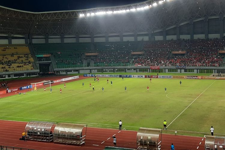 Shin Tae-yong tengah mengamati permainan timnas U19 Indonesia saat melawan Brunei Darussalam pada lanjutan Piala AFF U19 Indonesia 2022, Senin (4/7/2022) malam WIB.