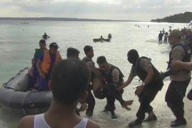 Petugas polisi mengevaluasi korban tenggelam di pantai Nirwana, Kota Baubau, Sultra