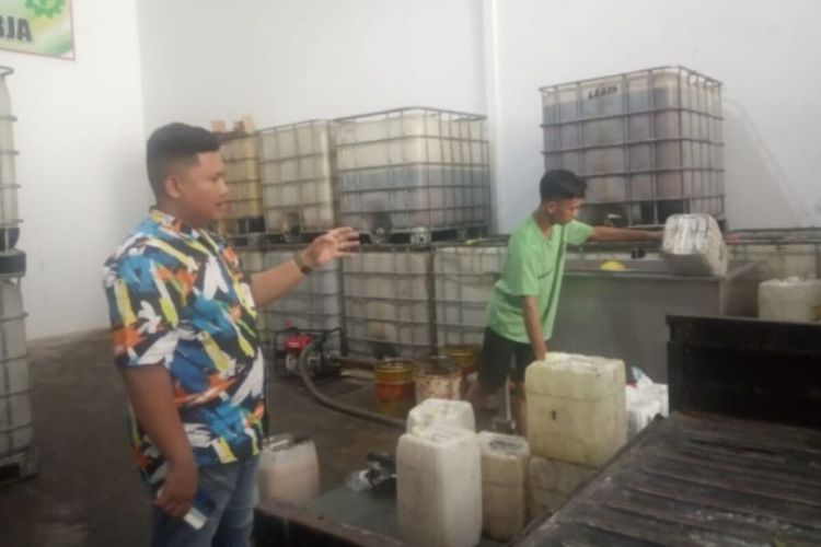 M Rizky Ramadhan bersama sekelompok pemuda asal Pekanbaru yang tergabung dalam CV. Arah Baru Sejahtera, mengumpulkan minyak jelantah untuk ditelitik kemudian diekspor ke sejumlah negara. 