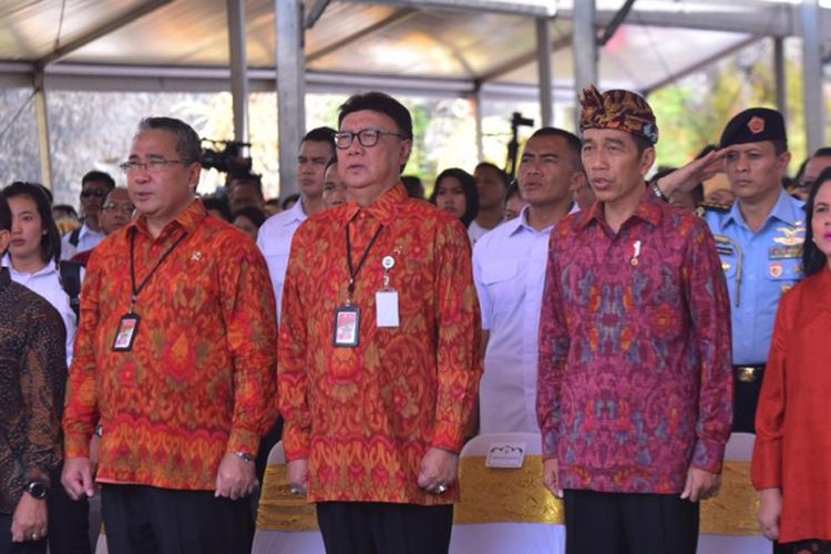 (Dari kiri ke kanan) Menteri Ketenagakerjaan Muhammad (Menaker) Hanif Dhakiri, Menteri Desa, Pembangunan Daerah Tertinggal, dan Transmigrasi (Mendes PDTT) Eko Putro Sandjojo, Menteri Dalam Negeri (Mendagri) Tjahjo Kumolo, Presiden Joko Widodo saat menghadiri pembukaan Temu Karya Nasional, Gelar Teknologi Tepat Guna (TTG) XX, dan Pekan Inovasi Perkembangan Desa dan Kelurahan (PINDesKel) 2018 di Kabupaten Badung, Bali, Jumat (19/10/2018).