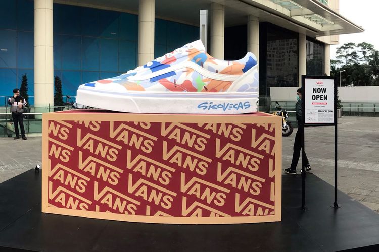 Instalasi sepatu di luar Gerai Vans di Senayan City