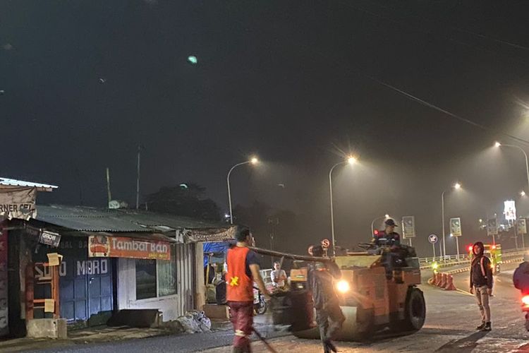 Salah satu ruas jalan yang dilakukan perbaikan di Jalan Ki Ageng Gribig pada Senin (18/4/2022) malam.