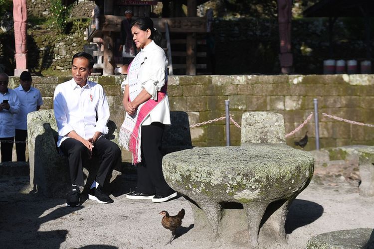 Presiden Joko Widodo (kiri) bersama Ibu Negara Iriana Joko Widodo (kanan) mengunjungi Kampung Adat Batu Persidangan di Samosir, Sumut, Rabu (31/7/2019). Kedatangan Presiden Jokowi itu untuk meninjau pengembangan wisata di kawasan Danau Toba yang akan dijadikan destinasi wisata berkelas dunia.