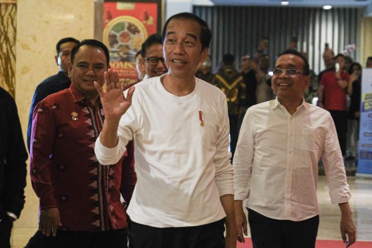 Presiden Joko Widodo (tengah) bersama Mensesneg Pratikno (kanan) dan Penjabat Gubernur Sulawesi Tenggara Andap Budhi Revianto (kiri) menyapa warga saat tiba di Kendari, Sulawesi Tenggara, Minggu (12/5/2024). Dalam kunjungannya, Presiden akan mengunjungi beberapa daerah di Sulawesi Tenggara yakni Kendari, Muna, Muna Barat, Konawe dan Kolaka Utara.ANTARA FOTO/Andry Denisah/rwa.