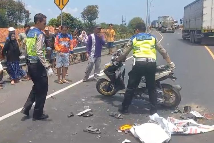 TABRAK LARI: Polisi mengevakuasi sepeda motor usai terlibat Kecelakaan lalu lintas di jalan lingkar utara (jalingkut) Brebes-Tegal tepatnya di Desa Kertabesuki, Kecamatan Wanasari, Kabupaten Brebes, Jawa Tengah, Rabu (6/10/2024).