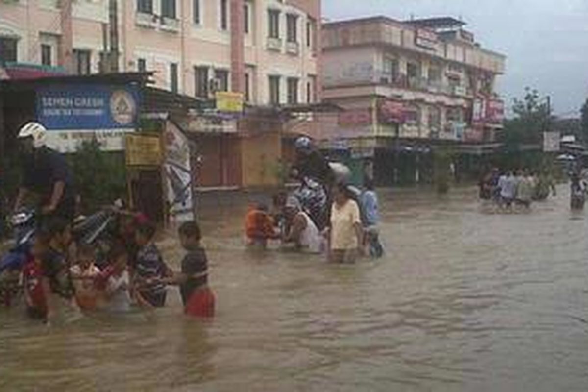 ILUSTRASI: Jalan Kyai Haji Hasyim Ashari yang menghubungkan Kota Tangerang dan Jakarta sampai siang ini tergenang banjir (26/10/2010)m banjir ini melumpuhkan aktivitas warga yang biasa melintasi jalan ini.