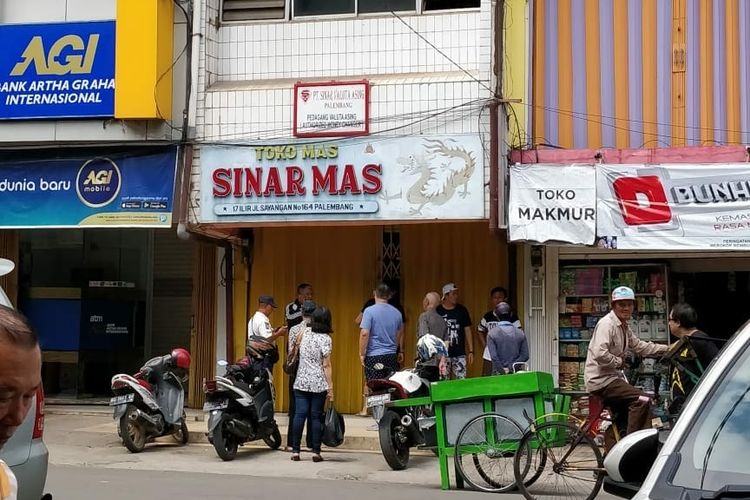 Toko Mas Sinar Mas yang menjadi korban perampokan di Palembang, Sumatera Selatan, Minggu (9/9/2018).