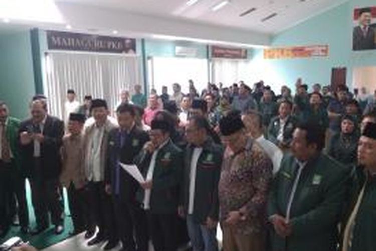 Ketua Umum Partai Kebangkitan Bangsa Muhaimin Iskandar (Tengah). Saat membacakan ikrar para caleg PKB sebelum di baiat, pada acara Baiat caleg PKB jelang pemilihan legiskatif, di kantor DPP PKB Jalan Raden Saleh No. 9, Jakarta, Senin (7/4/2014)