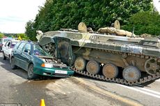 Momen Tank Hilang Kendali, Lindas Mobil di Jalanan (Video)