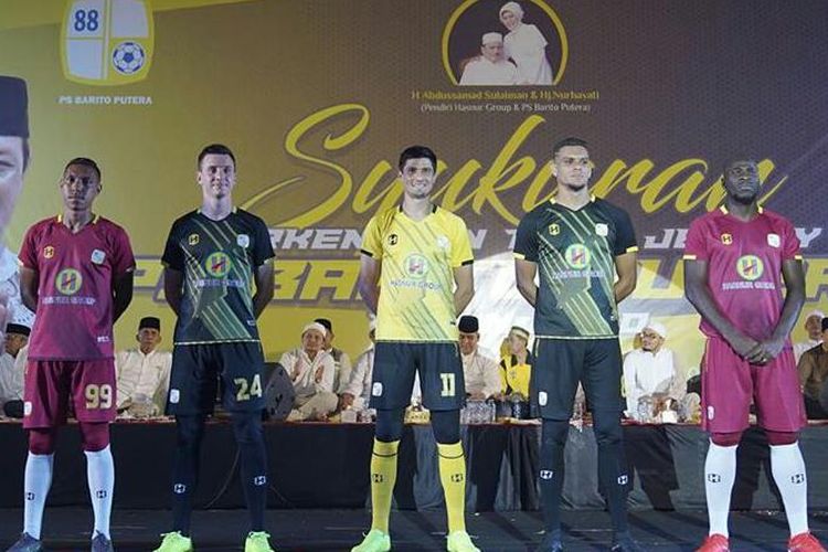 8 pemain Barito Putera mengenakan jersey yang akan digunakan selama mengarungi Liga 1 2020 saat launching tim dan jersey, Kamis (20/2/2020) malam. Warna kuning masih menjadi warna kebanggaan klub berjuluk Laskar Antasari ini.