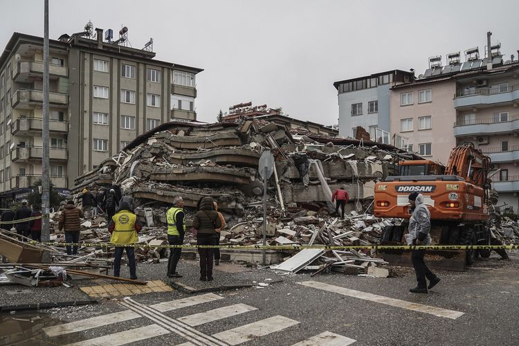 Tim darurat mencari orang-orang yang tertimpa reruntuhan bangunan usai gempa Turki atau Turkiye di Gaziantep, Senin (6/2/2023). Hingga Selasa (7/2/2023), jumlah korban tewas di Turkiye dan Suriah mencapai lebih dari 5.000 jiwa.