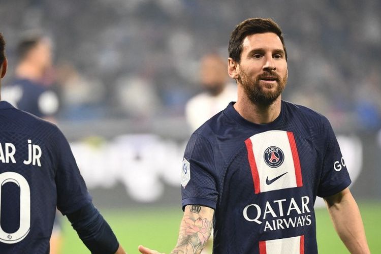 Penyerang PSG, Lionel Messi (kanan) melakukan tos dengan Neymar dalam laga Liga Perancis 2022-2023 antara Lyon vs PSG di Groupama Stadium, 18 September 2022.