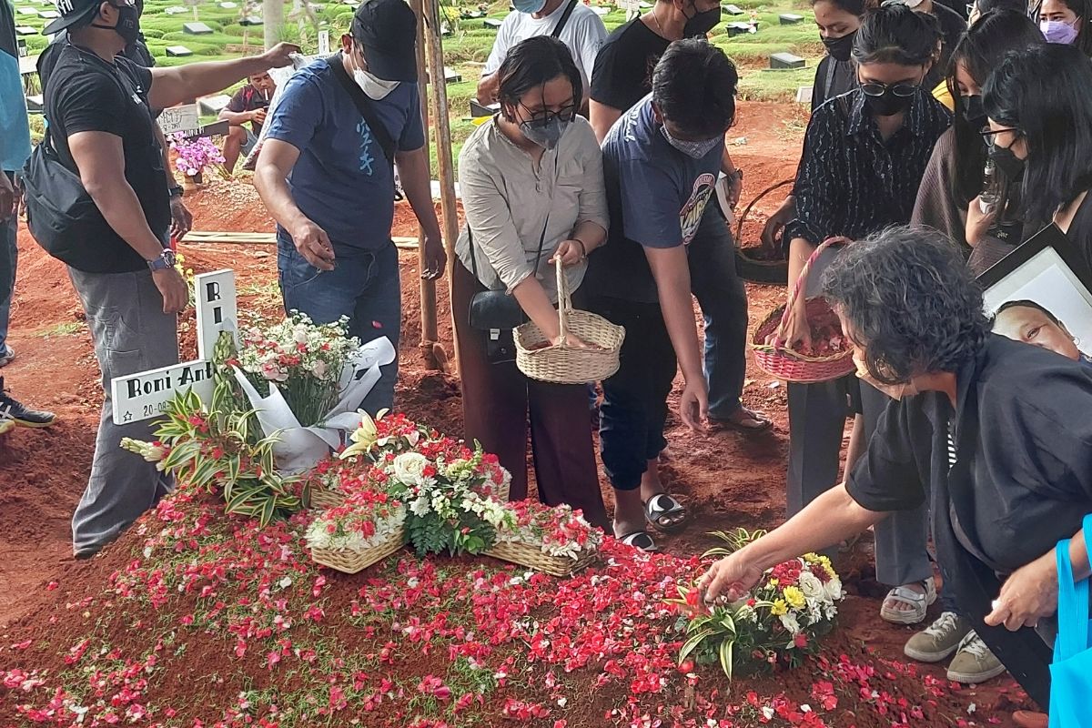 Suasana pemakaman Aktor Rony Dozer di TPU Jombang, Ciputat, Kota Tangerang Selatan, Jumat (12/11/2021).