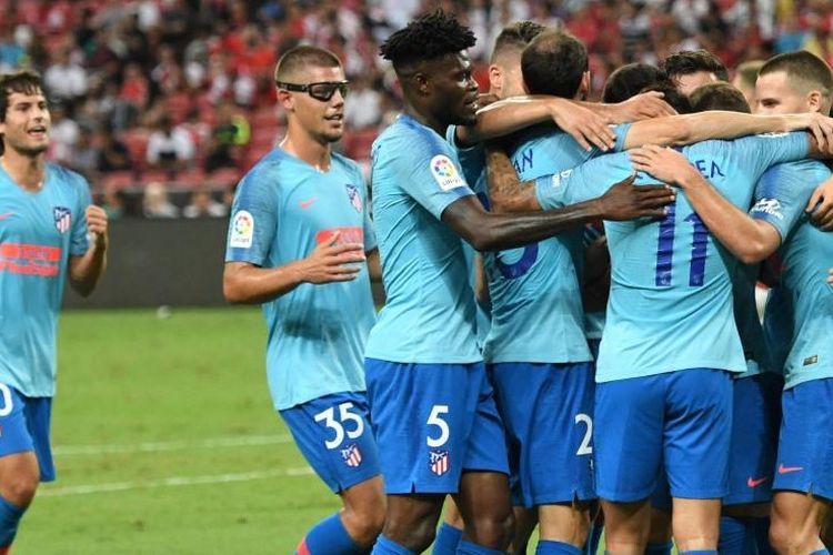 Para pemain Atletico Madrid merayakan gol yang dicetak Luciano Vietto ke gawang Arsenal dalam partai International Champions Cup 2018 di Stadion Nasional Singapura, 26 Juli 2018.