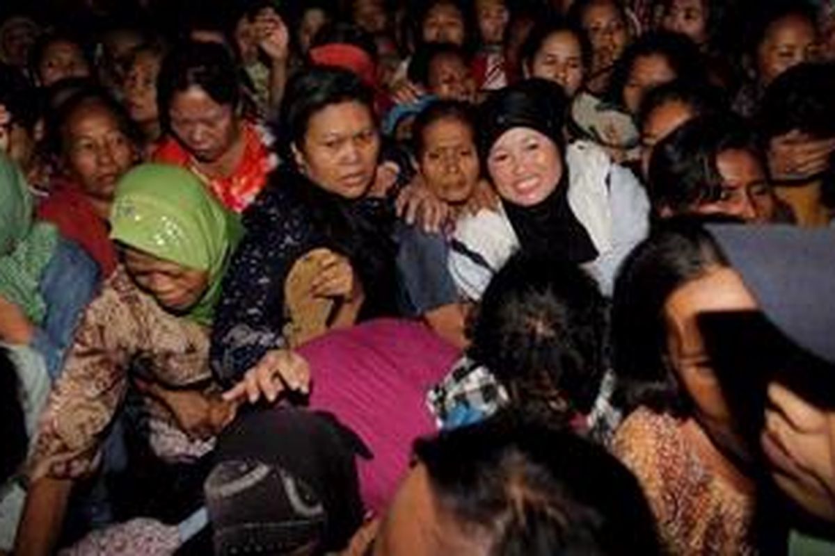 Ribuan warga berdesak-desakan saat pembagian daging kurban di Masjid Istiqlal, Jakarta, Senin (7/11/2011). Mereka rela berdesak-desakan demi mendapatkan 1 kilogram daging kurban, bahkan sebagian warga mengaku telah menunggu di Masjid Istiqlal sejak pukul 20.00 WIB sehari sebelumnya. Pada perayaan Idul Adha 1432 Hijriah, panitia daging kurban Masjid Istiqlal menyediakan 10.000 kantong daging kurban untuk dibagikan. KOMPAS IMAGES/RODERICK ADRIAN MOZES