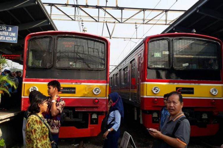 Kebakaran yang terjadi di Stasiun Klender mengakibatkan perjalanan KRL relasi Bekasi-Manggarai tertahan di Stasiun Bekasi. 