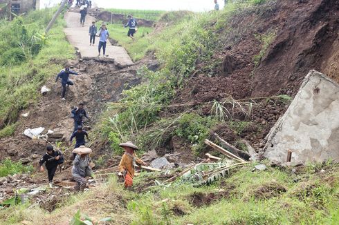 Jalan Putus Akibat Tanah Bergerak, 1.000 Warga di Cianjur Terisolasi