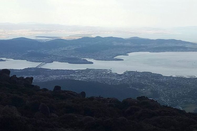 Kota Hobart dilihat dari puncak Gunung Wellington.