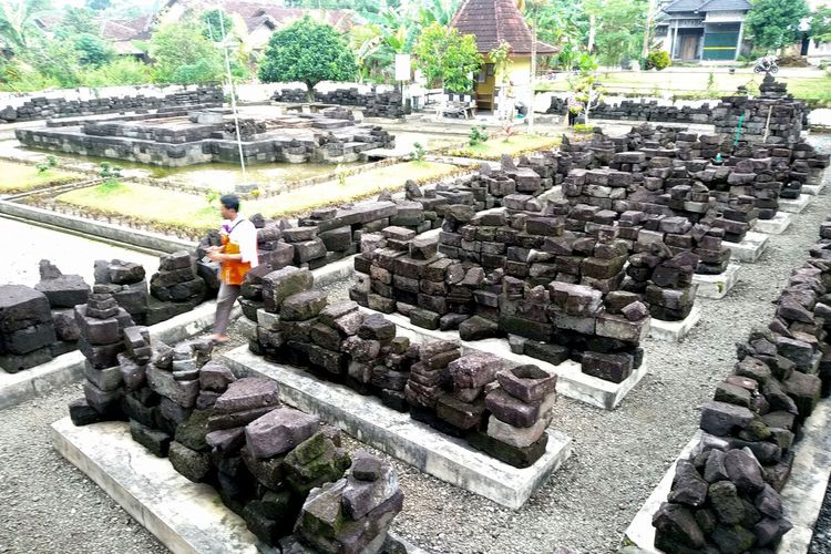 Ribuan batu andesit penyusun bangunan Candi Simping diletakan berjajar dalam beberapa baris