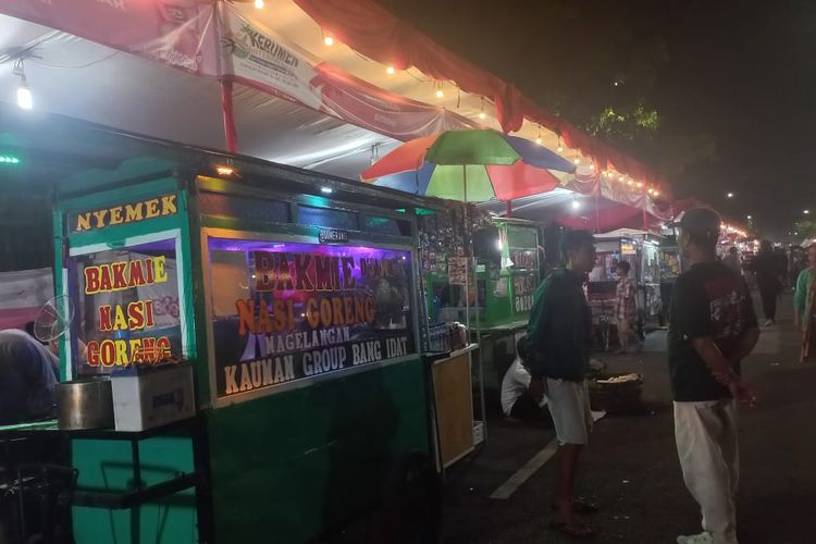 Lapak-lapak pelaku Usaha Mikro Kecil Menengah (UMKM) di Kebumen International Expo, Kebumen, Jawa Tengah pada Sabtu (2/7/2022) malam.