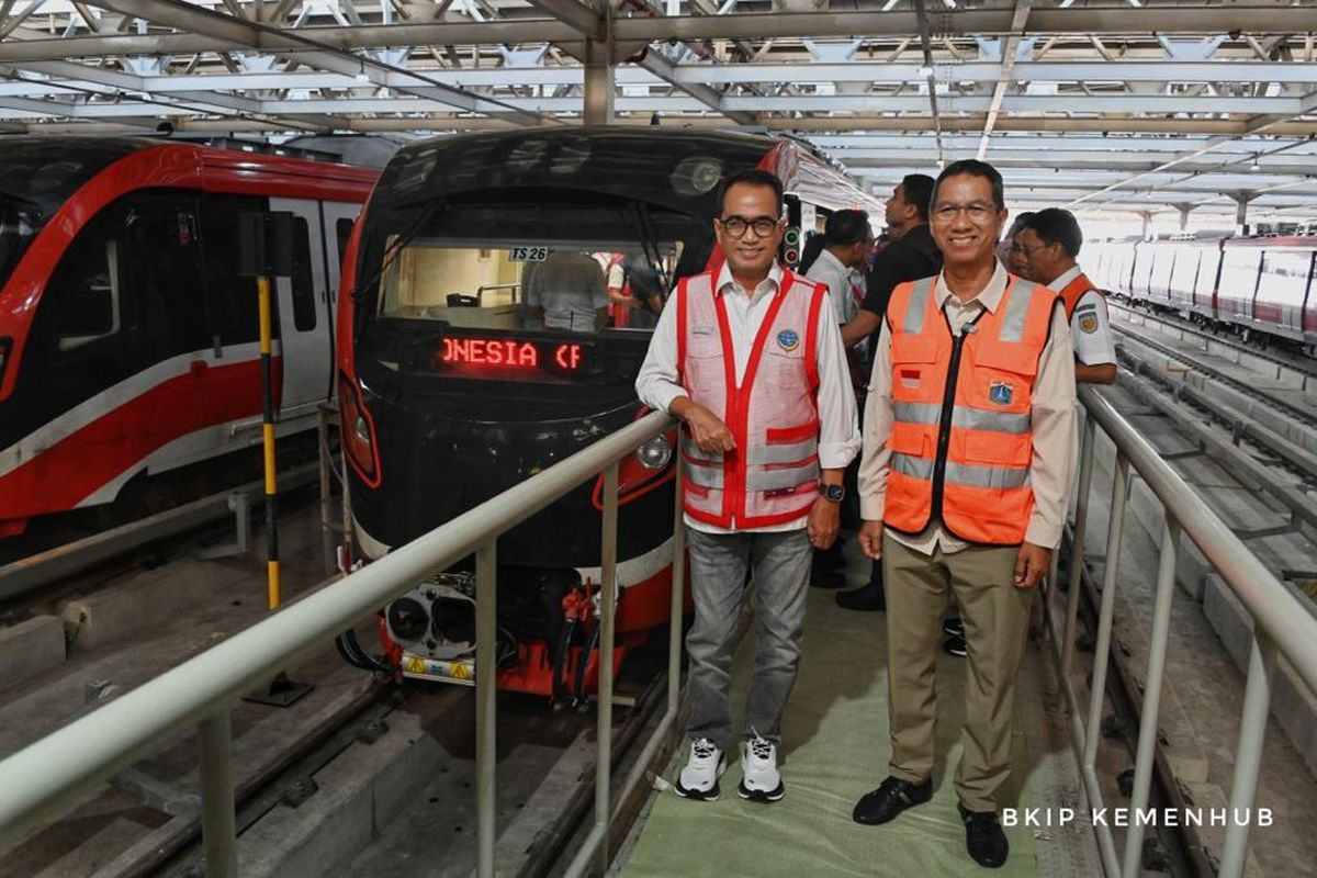 Menteri Perhubungan Budi Karya Sumadi bersama dengan Penjabat (PJ) Gubernur DKI Jakarta Heru Budi Hartono menjajal LRT Jabodebek pada Rabu (28/7/2023).