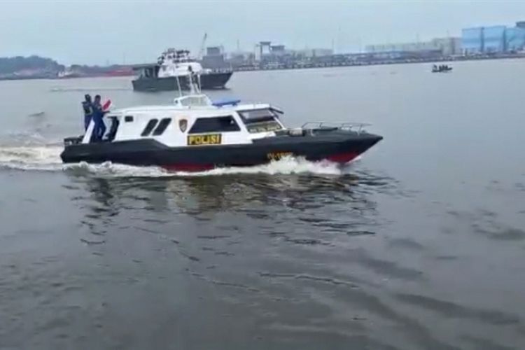 Kapal aparat gabungan melakukan penyisiran di kawasan Selat Malaka di wilayah Kota Dumai, Riau, dalam rangka mencegah tindak pidana penyelundupan barang ilegal, Rabu (9/6/2021).