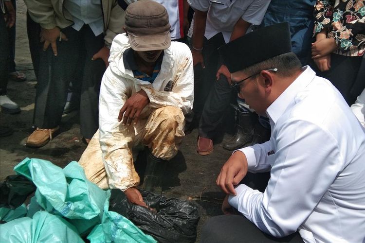 Gubernur Jawa Barat Ridwan Kamil (kanan) saat meninjau lokasi terdampak di Desa Cemarajaya, Kecamatan Cibuaya, Kabupaten Karawang, Rabu (7/8/2019).