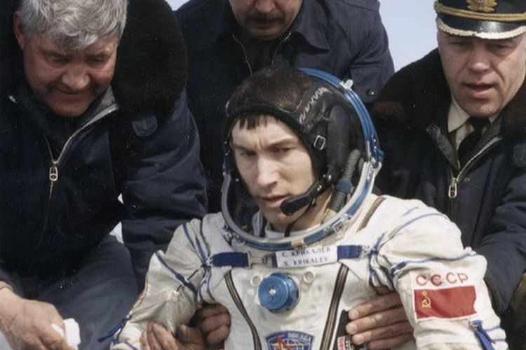 Sergei Krikalev, kosmonot Uni Soviet terakhir yang kembali ke Bumi pada 25 Maret 1992 setelah terkatung-katung di luar angkasa selama 311 hari atau 10 bulan setelah negaranya bubar.