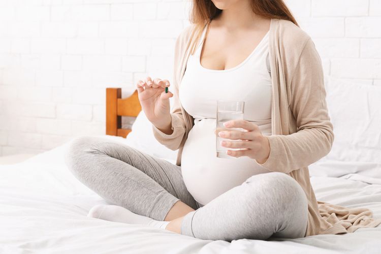 Ilustrasi ibu hamil minum obat, paracetamol untuk ibu hamil