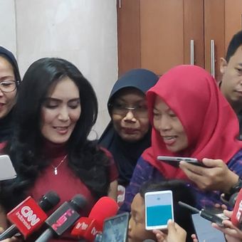 Baiq Nuril dan Rieke Diah Pitaloka tiba di Gedung DPR, Senayan, Jakarta, Selasa (22/7/2019).