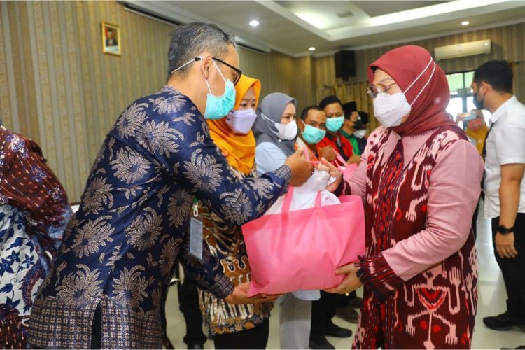 Menteri Ketenagakerjaan (Menaker) Ida Fauziyah kembali secara simbolis memberikan BSU kepada tenaga kesehatan (nakes) di Kabupaten Mojokerto, Jawa Timur, Sabtu (1/10/2022)