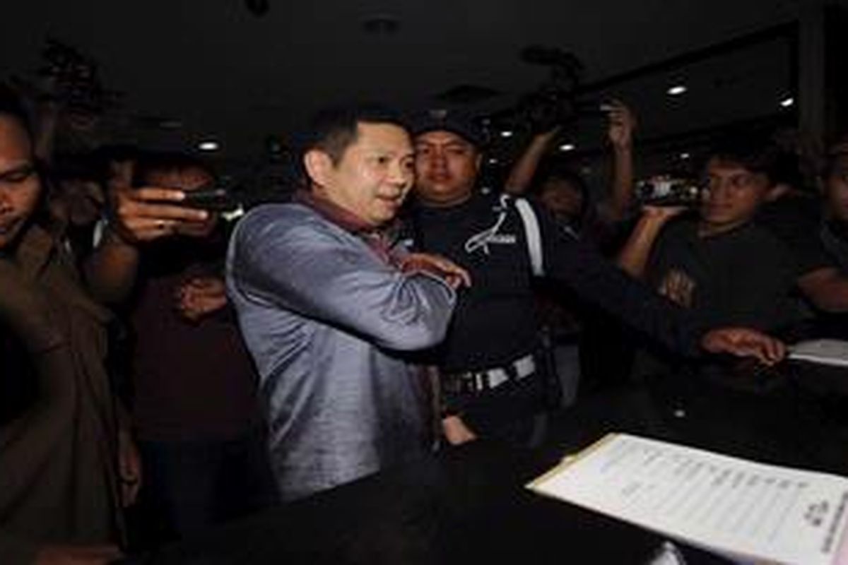 CEO PT Bhakti Investama Tbk, Hary Tanoesoedibjo mendatangi kantor Komisi Pemberantasan Korupsi di Jakarta, Jumat (15/6/2012). Hary Tanoesoedibjo memberikan klarifikasi terkait ketidakhadirannya sebagai saksi dalam pemeriksaan kasus suap restitusi pajak yang melibatkan Kepala Seksi Kantor Pelayanan Pajak Sidoardjo Selatan Tommy Hindratno dan pengusaha James Gunardjo, pada Rabu (13/6/2012).