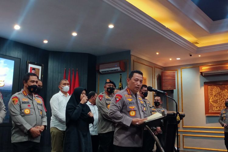 Kapolri Jenderal Listyo Sigit Prabowo mengumumkan penetapan 6 tersangka terkait tragedi Kanjuruhan, di Mapolresta Malang Kota pada Kamis (6/10/2022)