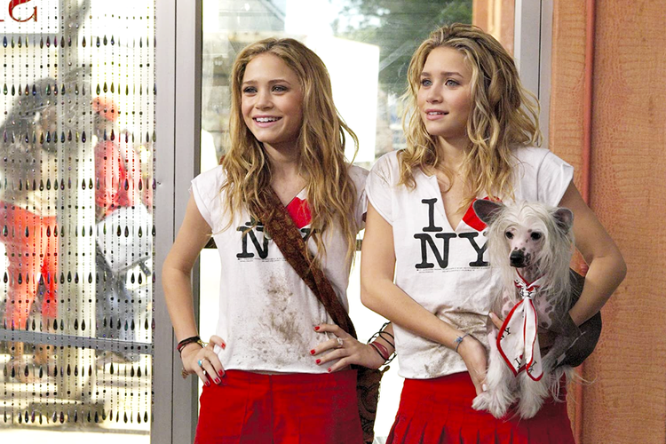Ashley Olsen dan Mary-Kate Olsen dalam film komedi New York Minute (2004).