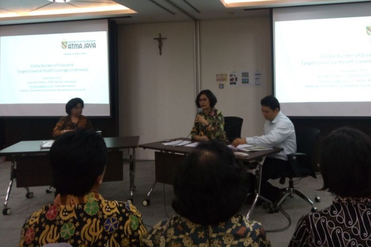 Dinna Wisnu, Associate Professor Politik Ekonomi Internasional dalam acara Policy Dialog yang bertajuk Global Burden of Disease and Universal Health Coverage pada Jumat (2/2/2018) di Unika Atma Jaya