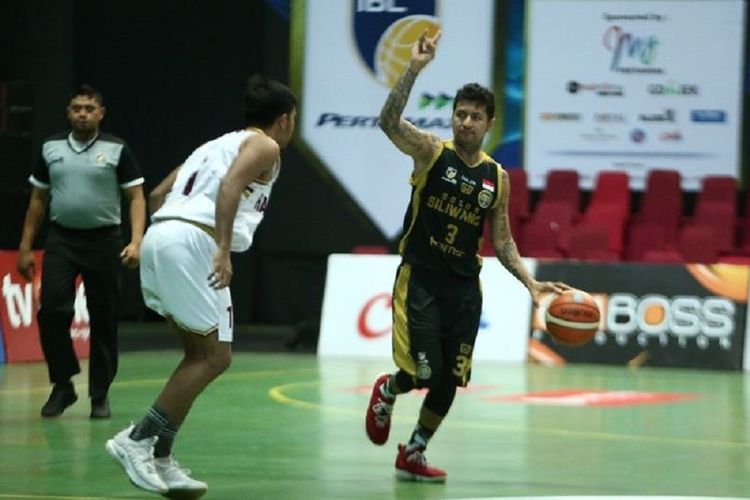 Point guard Bogor Siliwangi, Kelly Purwanto, memberi instruksi kepada rekan-rekannya pada laga melawan Hangtuah di GOR UNY, Yogyakarta, Kamis (14/2/2019).