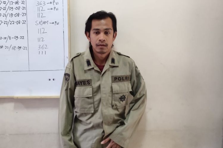 Bayu pria yang viral menggunakan seragam lengkap polisi berpangkat Kombes di Palembang, Sumatera Selatan, Rabu (15/10/2022).