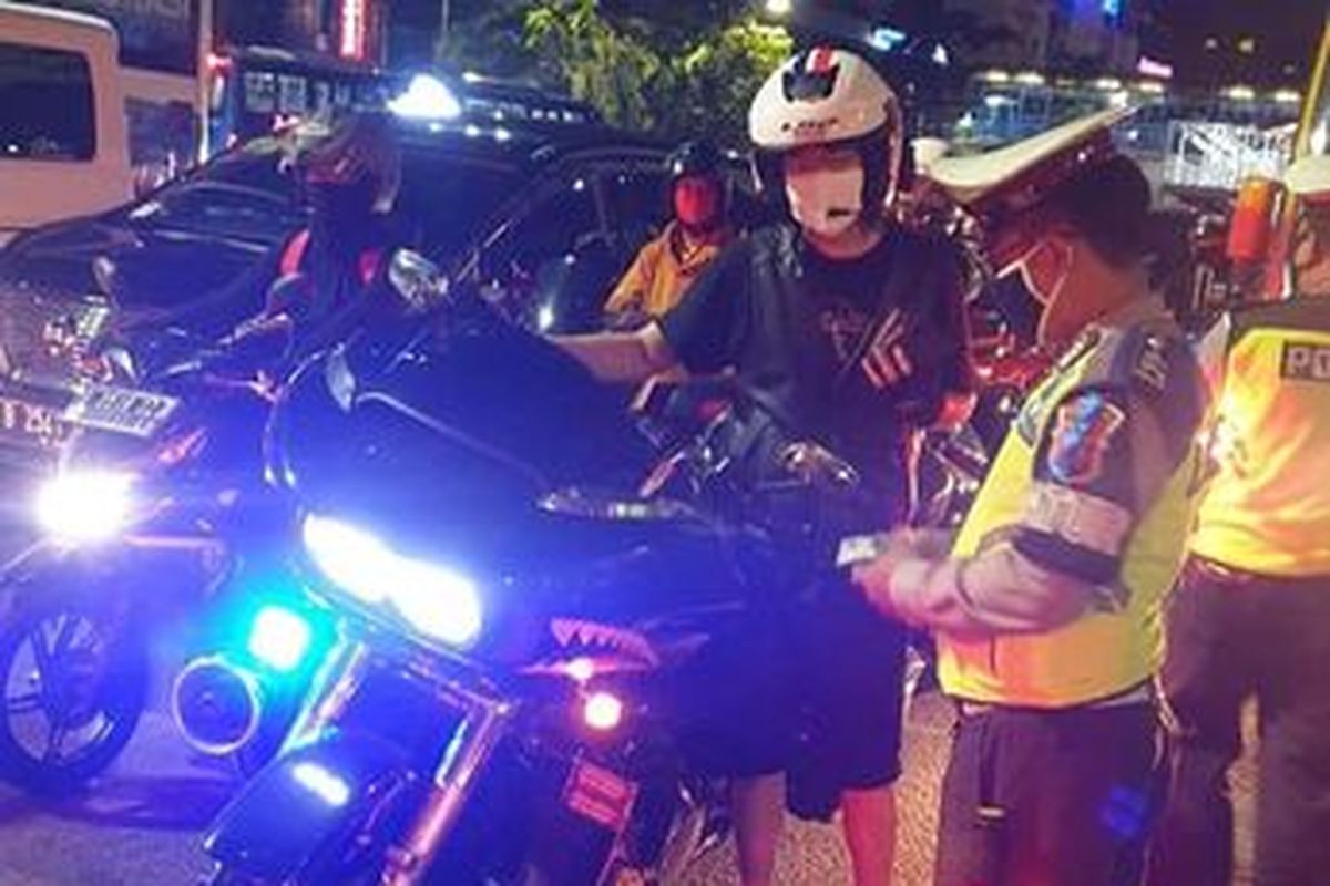 Penggunaan ilegal lampu stroo dan sirene dapat mengganggu keselamatan sehingga perlu penegakan hukum tegas.