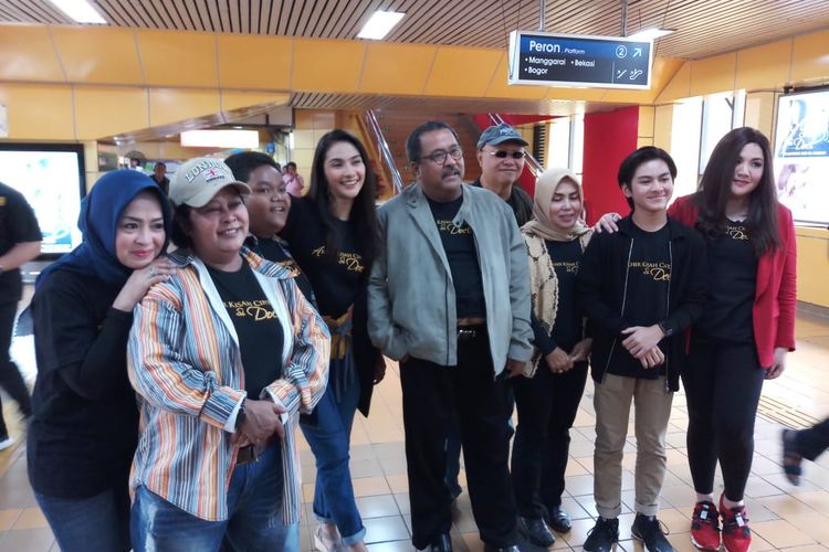 Para pemain Akhir Kisah Cinta Si Doel saat dijumpai di Stasiun Gondangdia, kawasan Kebon Sirih, Jakarta Pusat pada Rabu (15/1/2020). 