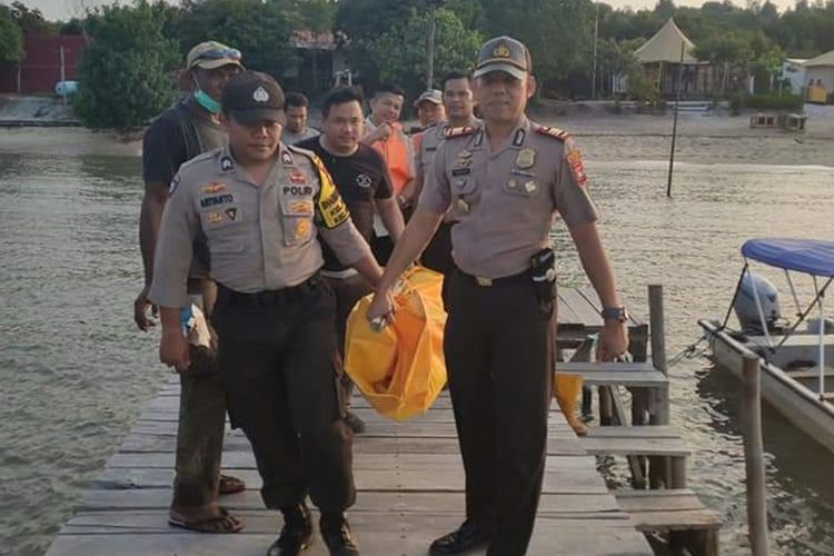 Aparat Polsek Galang sedang membawa mayat tanpa kepala dan tangan yang ditemukan di bibir Pantai Pasir Gelam.