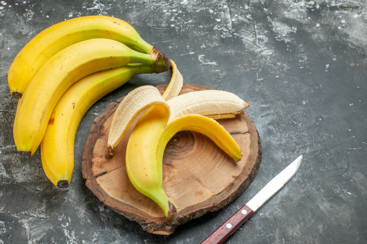 Ilustrasi pisang. Manfaat buah pisang dan kandungan nutrisi yang sehat untuk pencernaan, sehingga memiliki manfaat dan khasiat yang baik untuk dikonsumsi saat sahur maupun berbuka puasa.