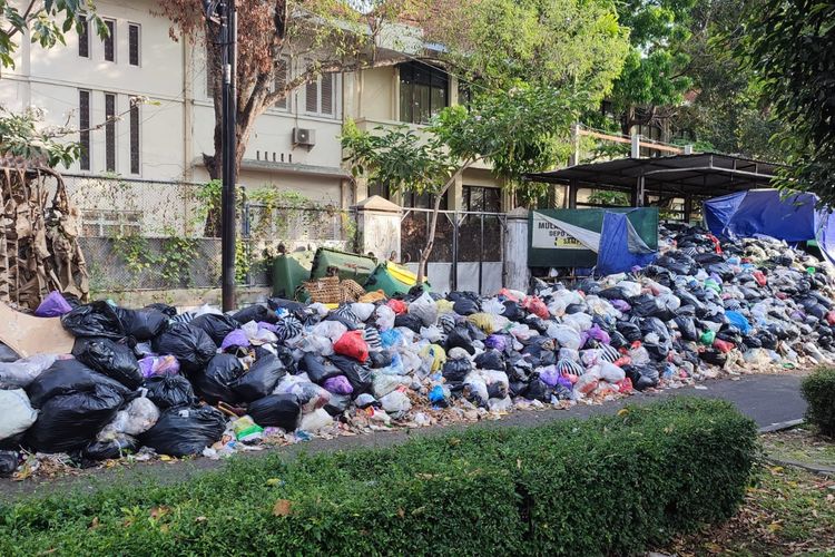 Tumpukan sampah di depo sampah Kotabaru, Kota Yogyakarta, Rabu (2/10/2024)