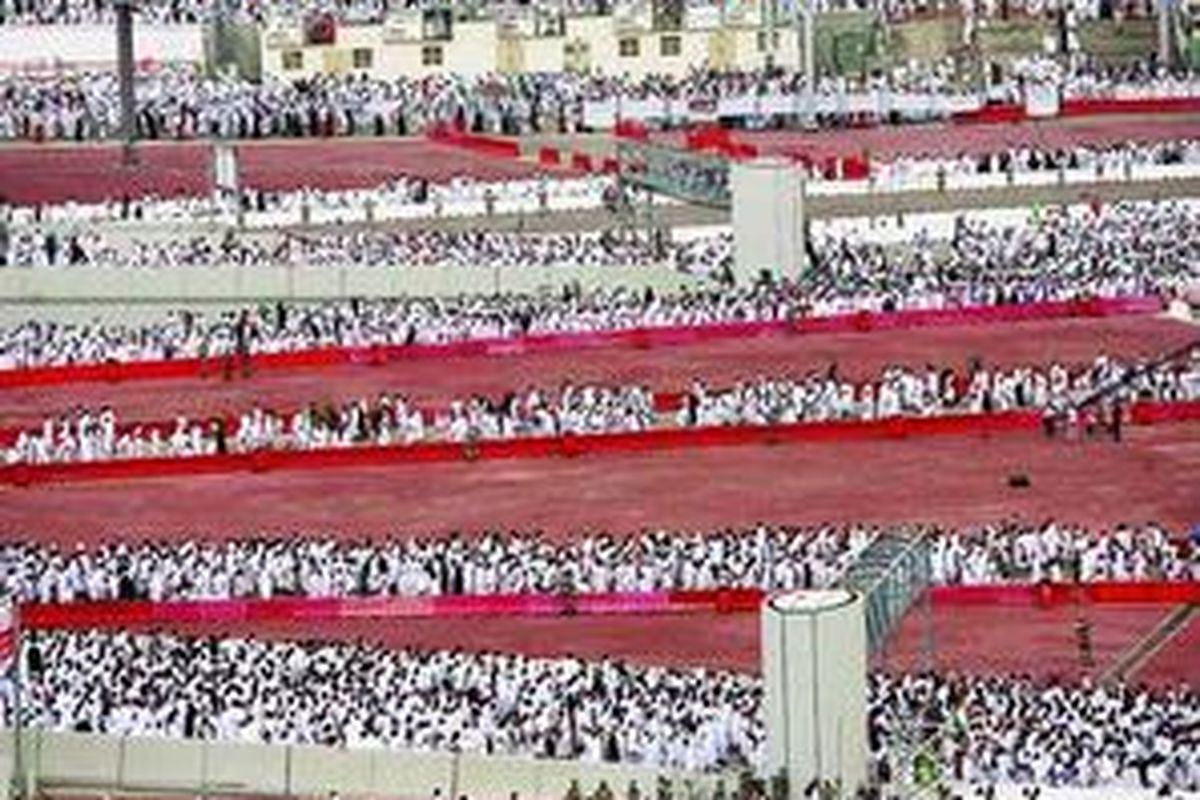 Jemaah haji berkumpul di Mina, Jumat (27/11), untuk melaksanakan rangkaian ibadah haji berupa melempar jumrah (melempar kerikil ke arah tiang), simbol memerangi setan. Pengaturan arah dan jalur yang dilalui jemaah menuju dan meninggalkan lokasi pelemparan yang lebih baik membuat proses melempar berjalan aman.