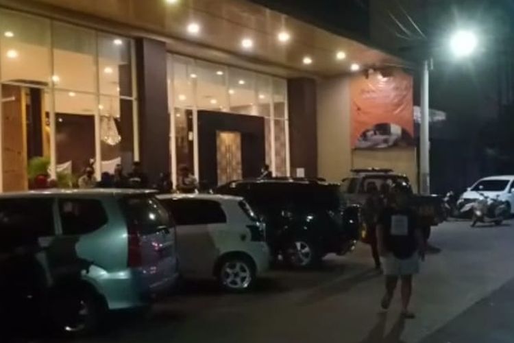 Suasana Hotel Remcy Makassar, Sulawesi Selatan, saat sejumlah orang datang untuk membawa pulang pasien Covid-19 yang sedang menjalani karantina, Senin (8/6/2020) malam.