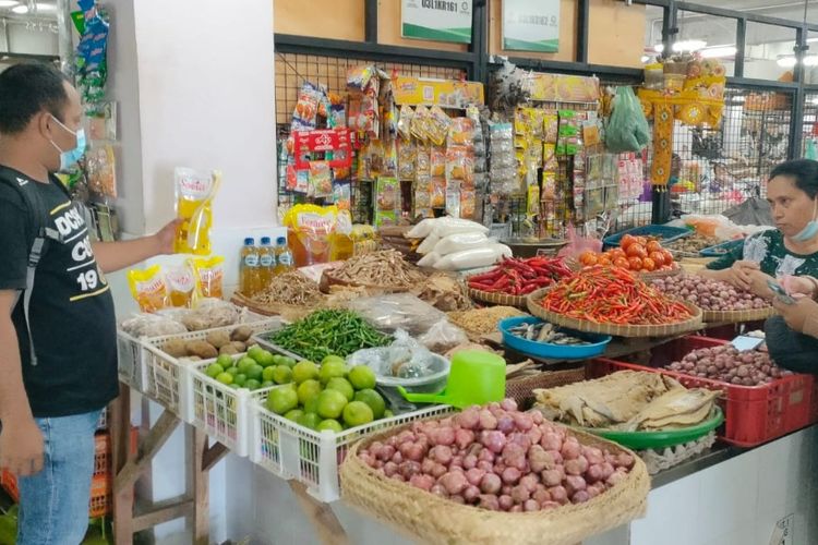 Polisi melakukan sidak harga minyak goreng di pasar tradisional yang ada di Kabupaten Buleleng, Provinsi Bali. Polisi menemukan minyak goreng yang dijual seharga Rp 27 ribu per liter.