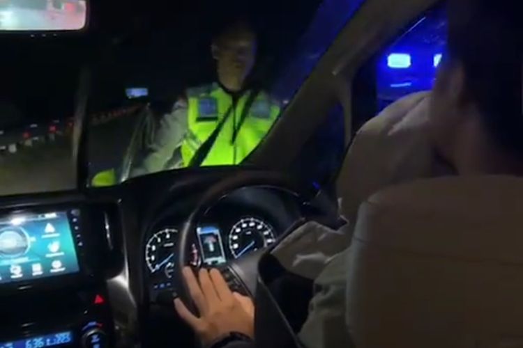 Viral video seorang perempuan diberhentikan di Tol Pemalang
