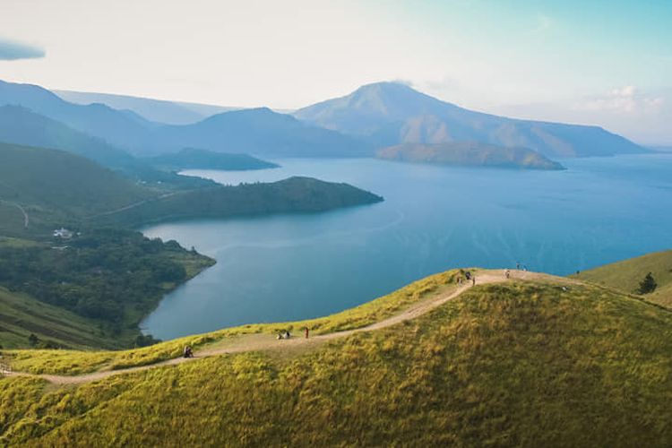 Tempat wisata bernama Bukit Holbung di Kabupaten Samosir, Sumatera Utara (dok. Facebook Dinas Pariwisata Kabupaten Samosir).